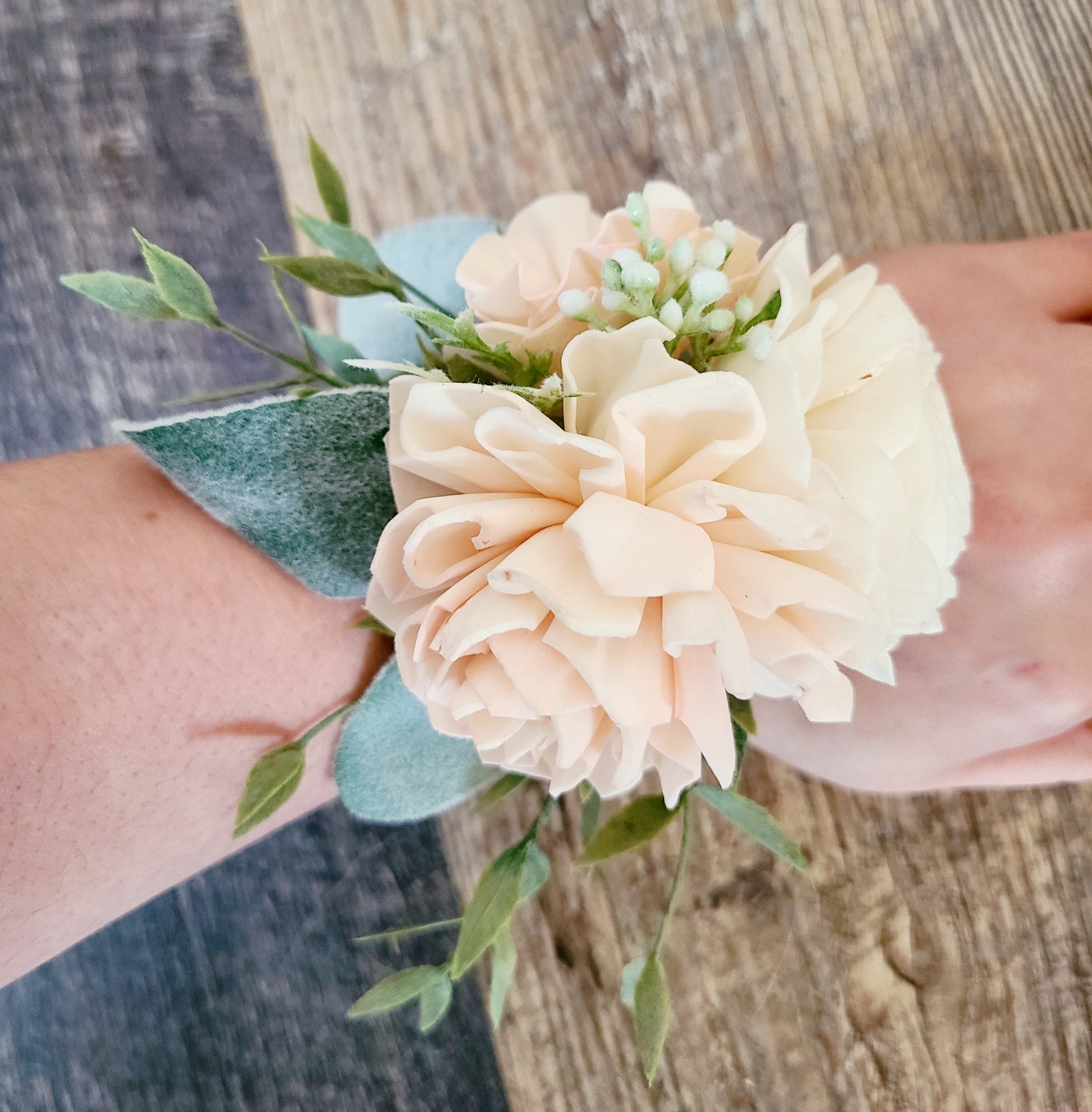 Ansuma Peony Wrist Corsage Bracelet with Berries and Green Leaves, Vintage  Wedding Corsage for Bridesmaid Bridal Shower Wedding Flower Corsage Lace